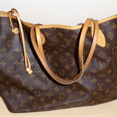 louis vuitton caught selling fake bags in their own store|is louis vuitton a scam.